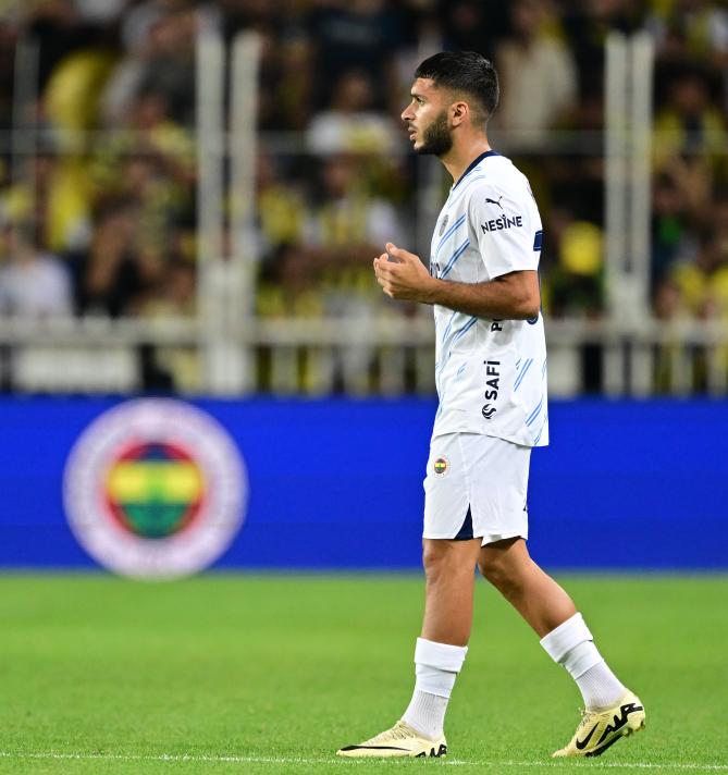 OĞUZ AYDIN
F.Bahçe'nin Alanyaspor'dan 6 milyon Euro'ya aldığı milli yetenek, teknik direktör Mourinho'nun gözüne giremedi. Cebine yıllık 30 milyon TL (835 bin Euro) koyan Oğuz Aydın, Avrupa listesine yazılmazken 3 maçta sadece 22 dakika süre buldu.