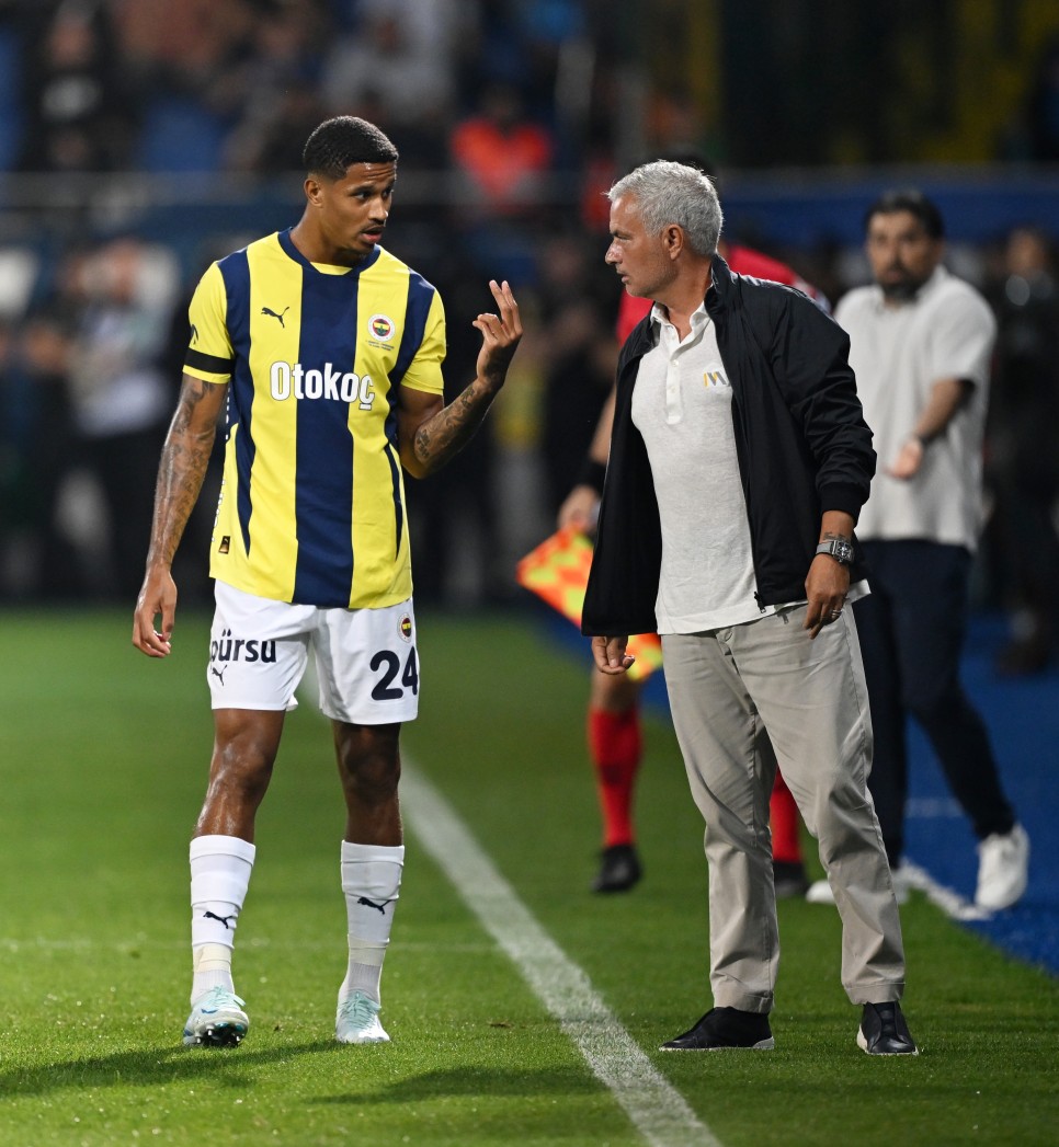 FENERBAHE'DE SOL BEK ARAYII