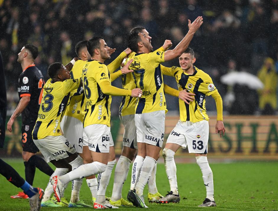 YAZARLAR FENERBAHE'Y DEERLENDRD