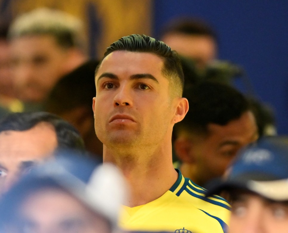 CRISTIANO RONALDO'DAN OLAY �T�RAFLAR!