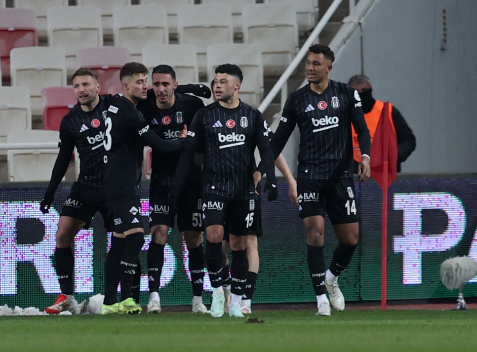 YAZARLARDAN BE��KTA� YORUMU