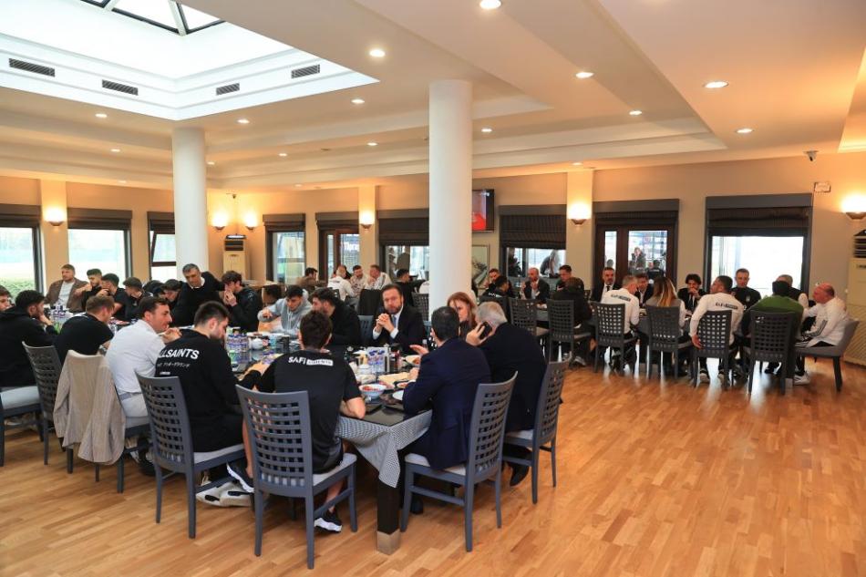 BERABER YEMEK YED�LER