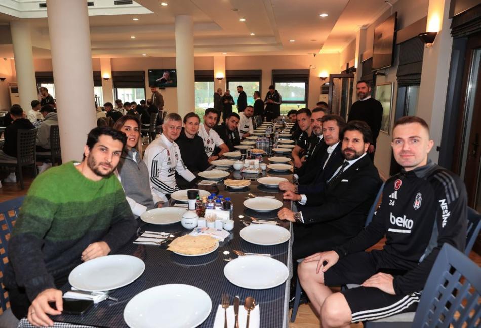 FUTBOLCULARLA KURUL �YELER� B�R ARADA