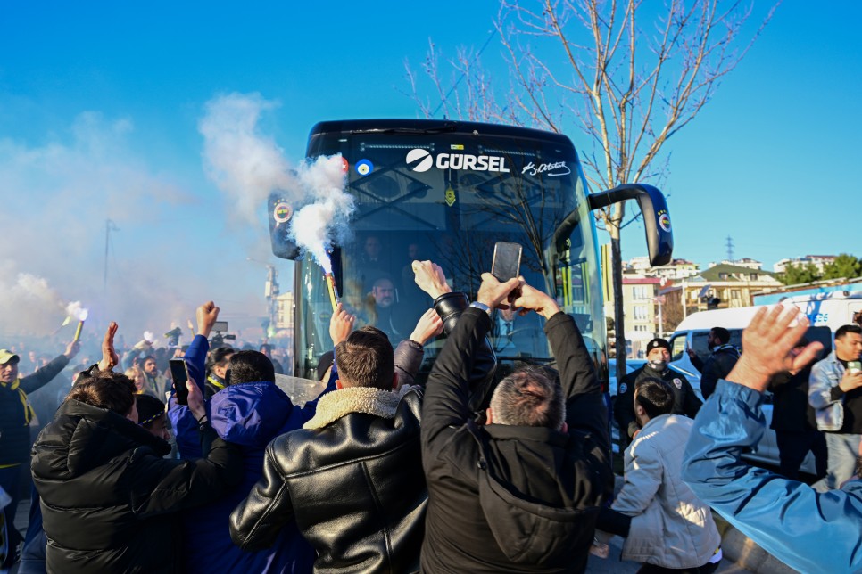 FENERBAH�E KAF�LES� YOLA �IKTI