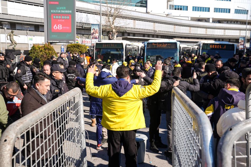 FENERBAH�EL�LER YOLA �IKTI