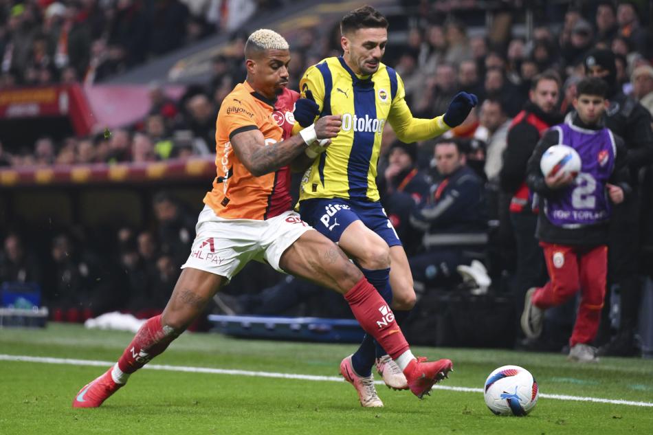 YURT DI�INDAN B�R� �ZLESE, �LK YARI KAPATIR\