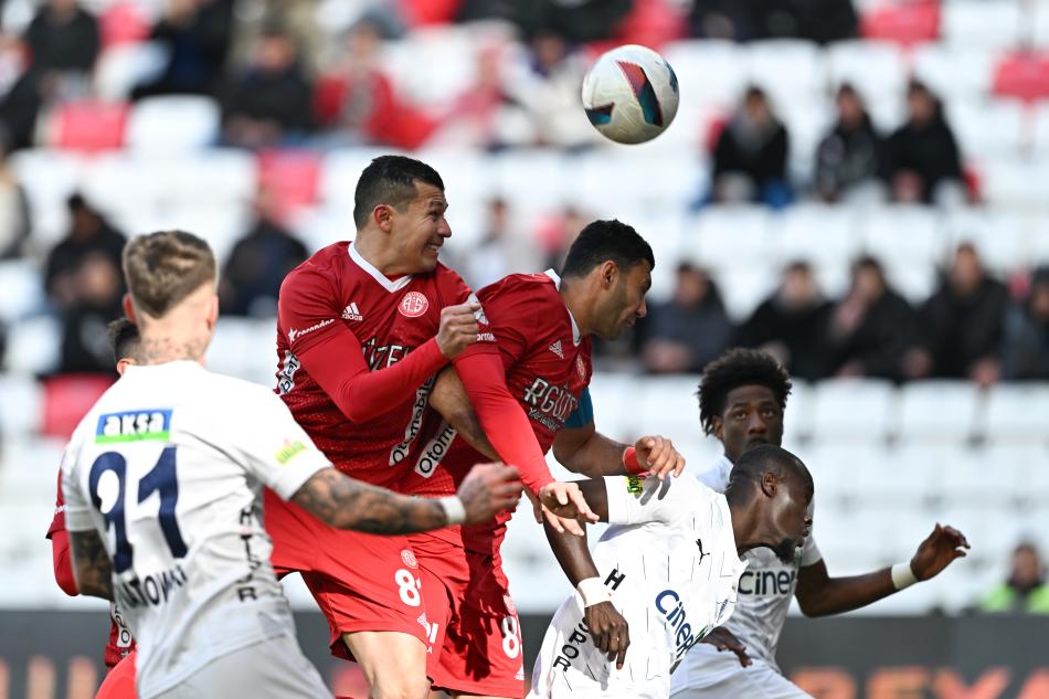 F.BAH�E'YE RAK�P OLDU�U �LK MA�TA DA BA�ARMI�TI