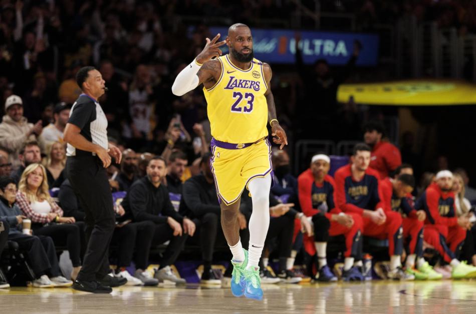 LeBron James tarihe ge�meye devam ediyor