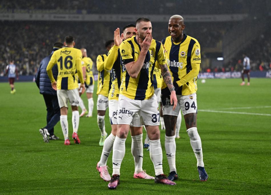 DEVLERİ GERİDE BIRAKTI