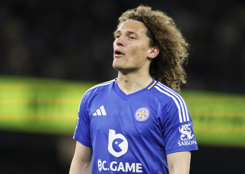 AYRILI�A KES�N G�Z�YLE BAKILIYOR