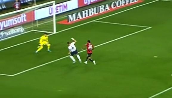 DZEKO'NUN PENALTI BEKLEDİĞİ POZİSYON