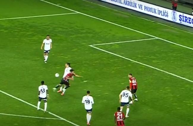 OGÜN'ÜN PENALTI BEKLEDİĞİ POZİSYON