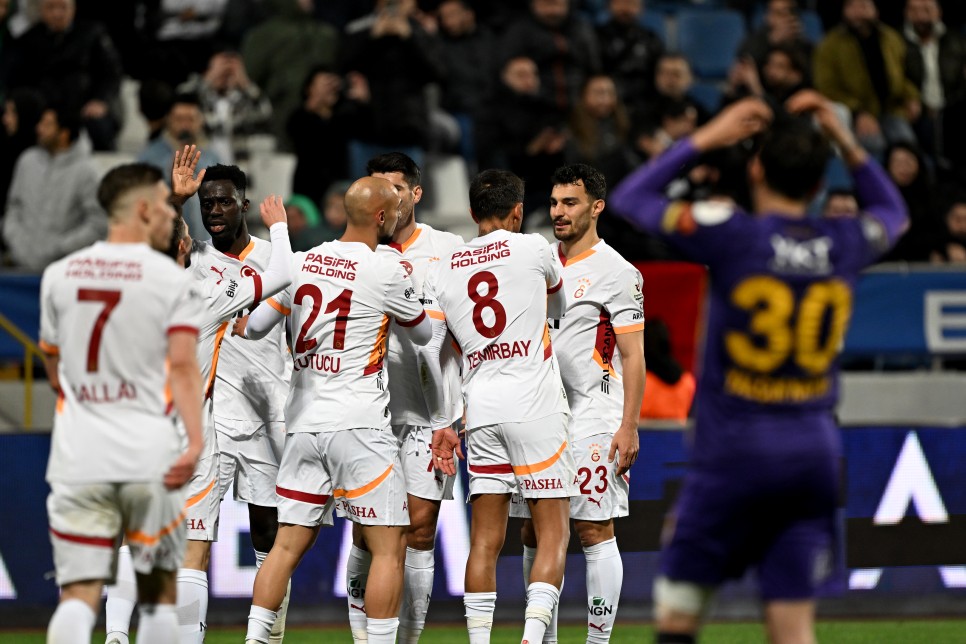 YAZARLARDAN GALATASARAY YORUMLARI