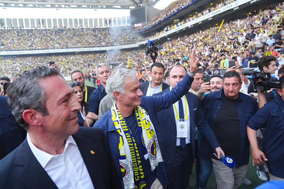 FENERBAHÇE'NİN TRANSFER PLANI
Fenerbahçe, yeni sezonda kanat bölgesine yeni bir takviye yapmak istiyor. Fenerbahçe'de Dusan Tadic'in sözleşmesi sezon sonunda bitecek. Sarı-lacivertliler, sezon içerisinde Jose Mourinho ile yaşadığı polemik ile Allan-Saint Maximin ile de yola devam edilmesi beklenmiyor.