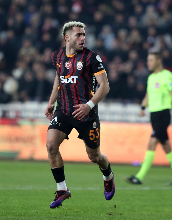 GALATASARAY RAKAMI BELİRLEDİ
Üç kulüp milli futbolcunun transferi için temasları sıklaştırırken oyuncu ile sözleşme uzatmanın rahatlığı içinde olan yönetim kafasındaki rakamı net olarak belirledi.