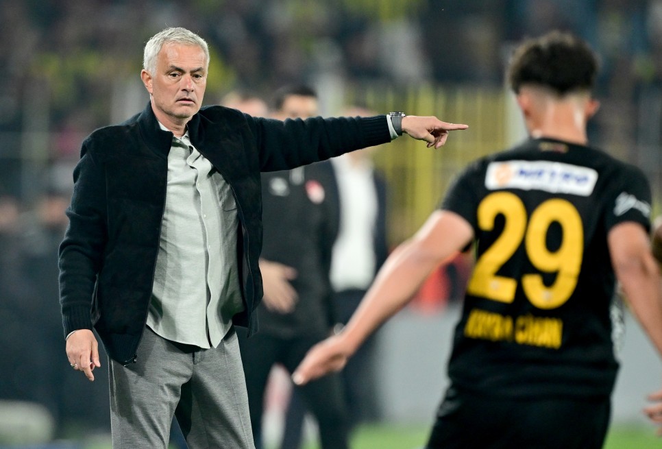 MARTINEZ'IN KOLTU�U SALLANIYOR