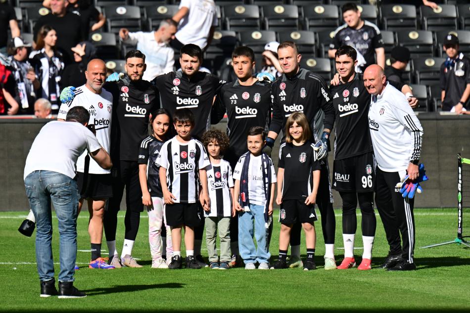 TARAFTARLARLA FUTBOLCULARDAN JEST