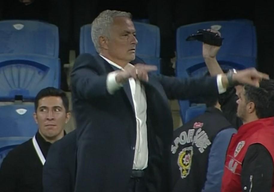 MOURINHO'NUN HAKEME YAPTII ARET