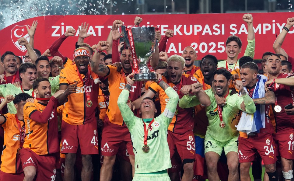GALATASARAY KUPASINI KALDIRDI
