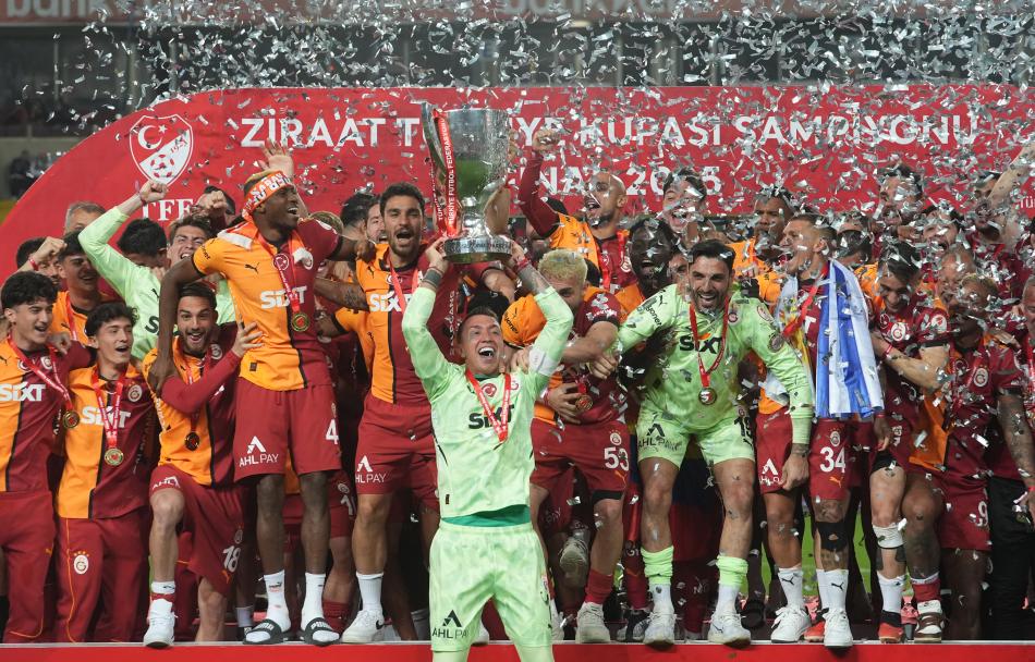 YAZARLARDAN GALATASARAY YORUMLARI