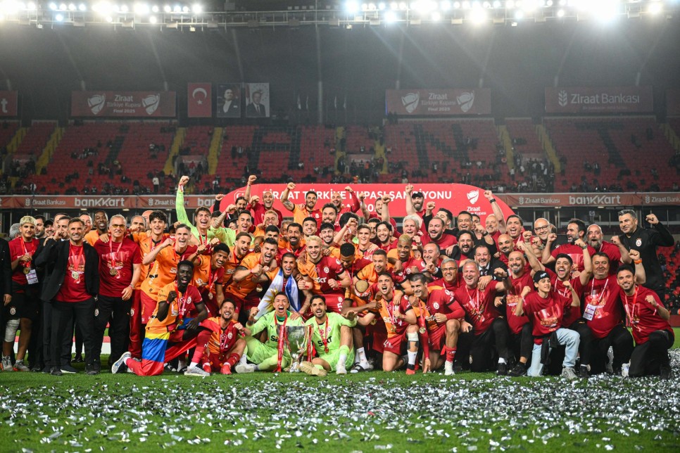 GALATASARAY KUPALARA DOYMUYOR