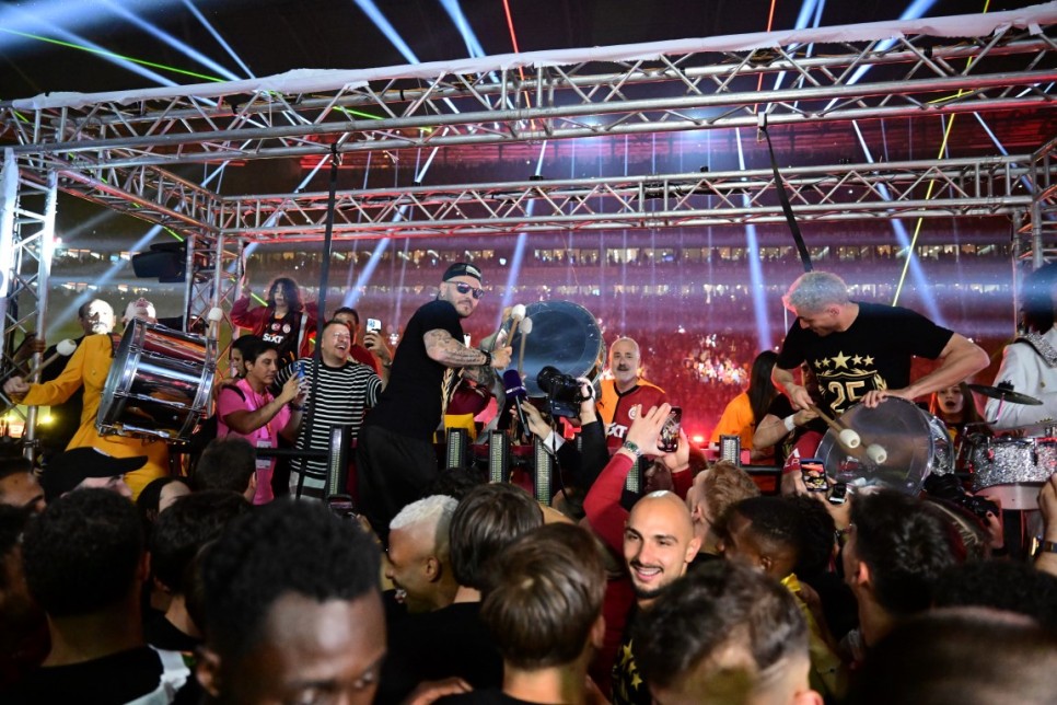 GALATASARAY'DA �AMP�YONLUK KUTLAMASI