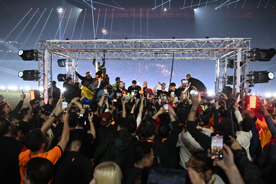 B�Y�K GEL�R UEFA'DAN