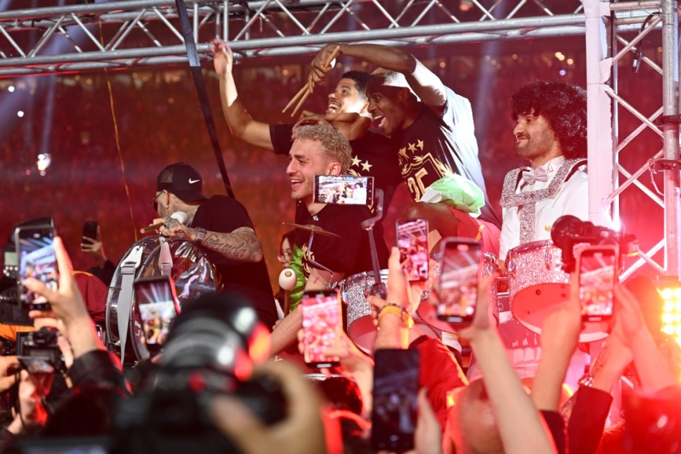 KUTLAMALAR YEN�KAPI'DA