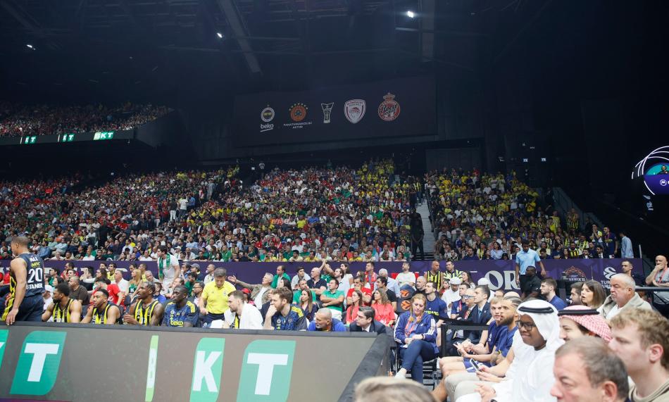 MEYDANLARDA, DEV EKRANLARDA ZLENECEK