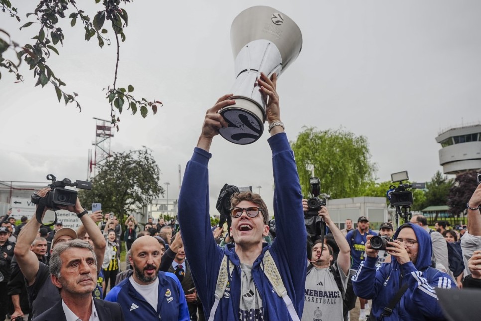 FENERBAH�E, YURDA D�ND�