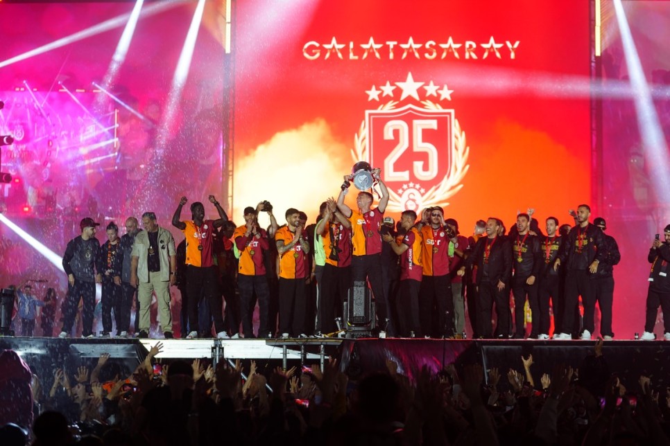 GALATASARAY KUPASINI KALDIRDI
