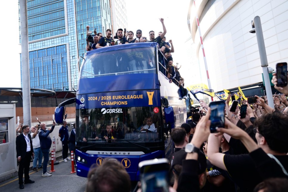 �ST� A�IK OTOB�SLE HAREKET ETT�