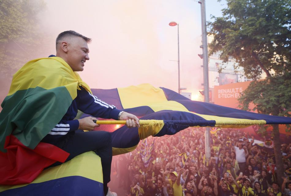 TARAFTAR CO�KUYLA KAR�ILADI