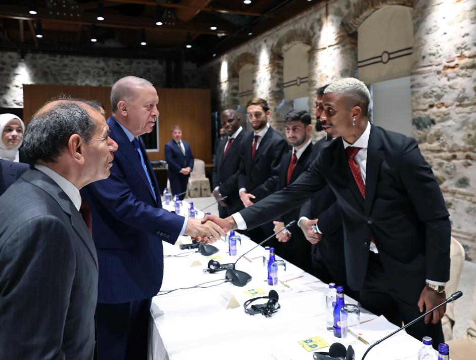 GALATASARAY'I TEBR�K ETT�