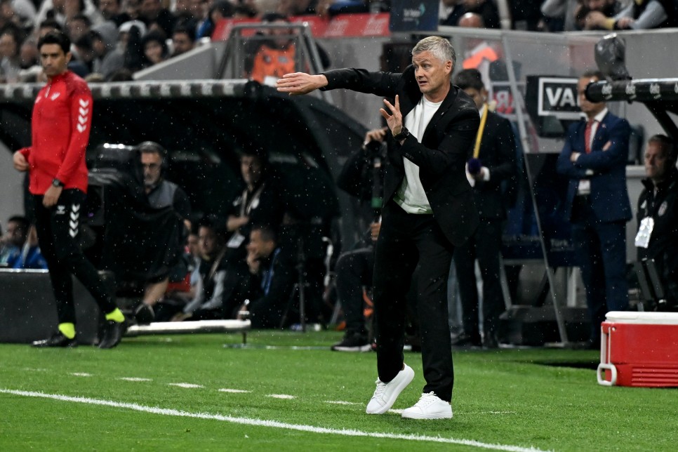 YEDEK KUL�BES�N� G��LEND�RMEK �ST�YOR