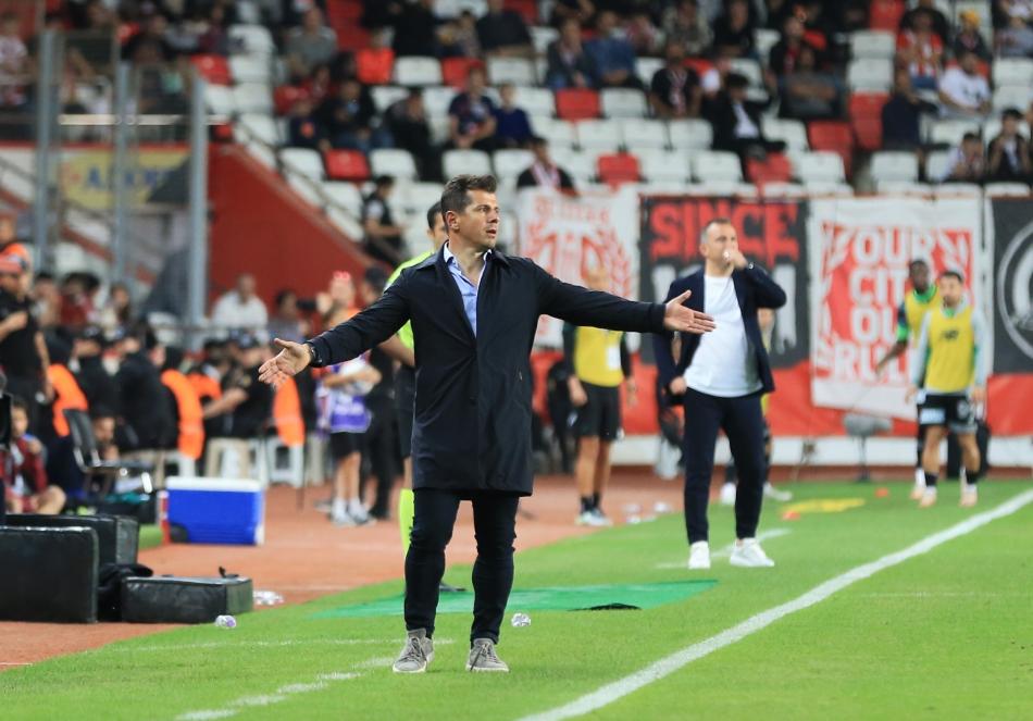 EMRE BEL�ZO�LU'NUN S�ZLER�