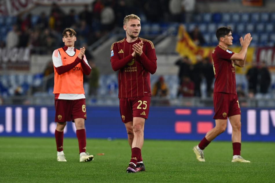 NELSSON KENDİSİNE KULÜP BAKACAK
Devre arasında Serie A ekibi Roma’ya kiralık olarak giden Victor Nelsson, kulübün satın alma opsiyonunu kullanmaması nedeniyle Galatasaray’a geri dönecek. Ancak Sarı-Kırmızılılar, 26 yaşındaki stoperle yeni sezonda yola devam etmeyi planlamıyor. Nelsson’un yeni sezonda Galatasaray’da kalması beklenmezken, menajeri aracılığıyla yeni kulüp arayışları başladı. Deneyimli futbolcunun da gelen teklifleri değerlendirdiği ve bu kez bonservisiyle ayrılmasının planlandığı öğrenildi.