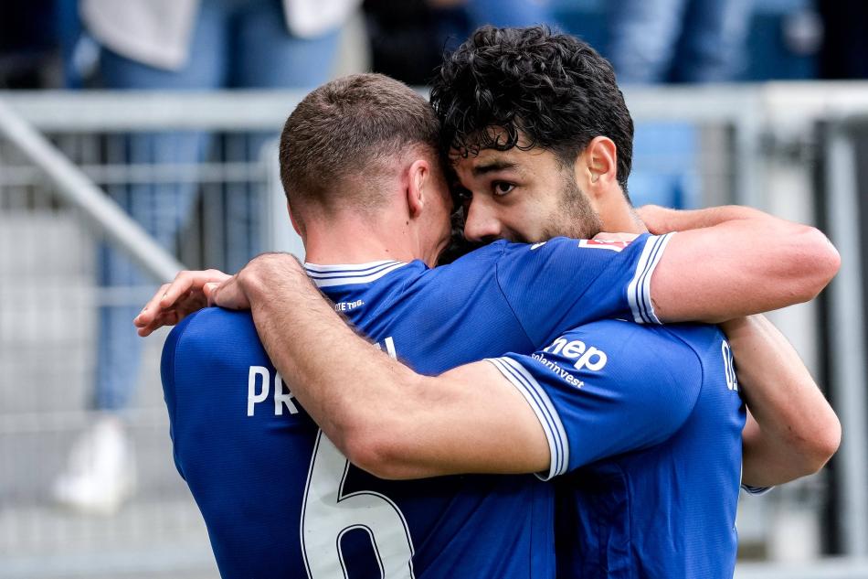 OZAN KABAK RADARA ALINDI
Savunma hattına yapılacak takviyeler için sürpriz bir isim gündeme geldi. Galatasaray altyapısından yetişip Stuttgart’a 11 milyon Euro bonservisle transfer olan Ozan Kabak’ın, Sarı-Kırmızılılar tarafından yeniden takıma kazandırılması planlanıyor. Sonrasında Schalke, Liverpool ve Norwich’te de oynayan milli stoper, şu an Hoffenheim’da forma giyiyor. 25 yaşındaki Ozan’ın kulübüyle bir yıllık sözleşmesi daha bulunurken, son dönemde yaşadığı çapraz bağ sakatlığı nedeniyle formasından uzak kalmıştı. Ancak sezon başında sahalara dönmesi bekleniyor.