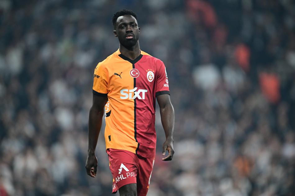 SANCHEZ'E İZİN YOK
Galatasaray’da iki sezondur forma giyen Davinson Sanchez, bu sezonki performansıyla şampiyonluğun önemli mimarlarından biri oldu. 28 yaşındaki Kolombiyalı stoper, 44 maçta 5 gol ve 2 asist yaparak Abdülkerim Bardakçı ile birlikte savunmanın değişilmez ismi haline geldi. Oyuncuya birçok teklif gelse de, Galatasaray cephesi astronomik bir rakam dışında hiçbir öneriyi değerlendirmeyi düşünmüyor. Ayrıca Sanchez’in de Türkiye’de mutlu olduğu ve şu an için ayrılık planı olmadığı ifade ediliyor.