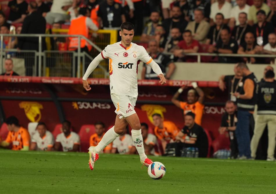 GALATASARAY'DA YOL AYRIMI
Galatasaray'ın deneyimli forveti Alvaro Morata, sarı-kırmızılı takımla geleceği konusunda kritik bir dönemece girdi. İspanyol yıldız, kulüpte kalıp kalmama kararını hem sportif hem de kişisel faktörler doğrultusunda şekillendirmeye hazırlanıyor.