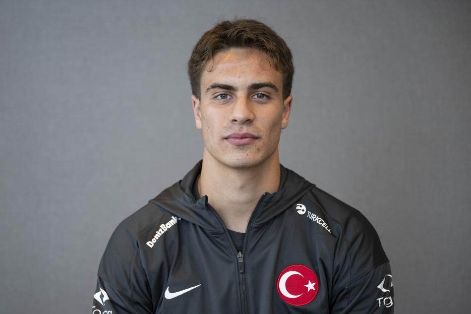 M�LL� TAKIM KAMPINDA KONU�TU