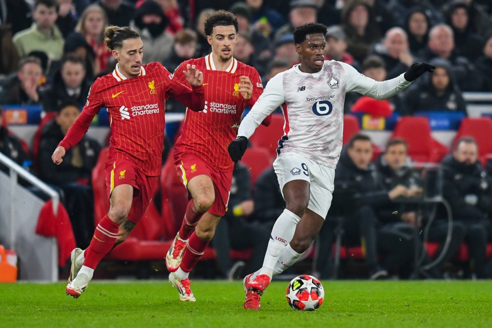 DAVID, TEKL�FE SICAK BAKIYOR