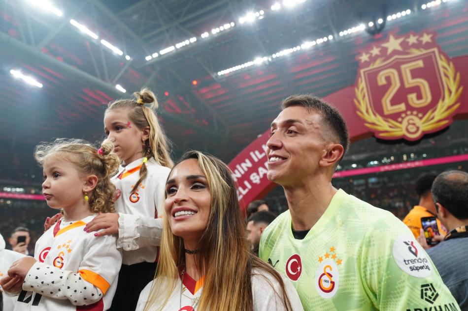MUSLERA'NIN HALEF ARANIYOR