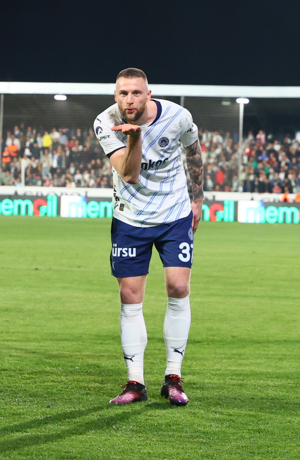 FENERBAH�E'DEN YEN� TEKL�F