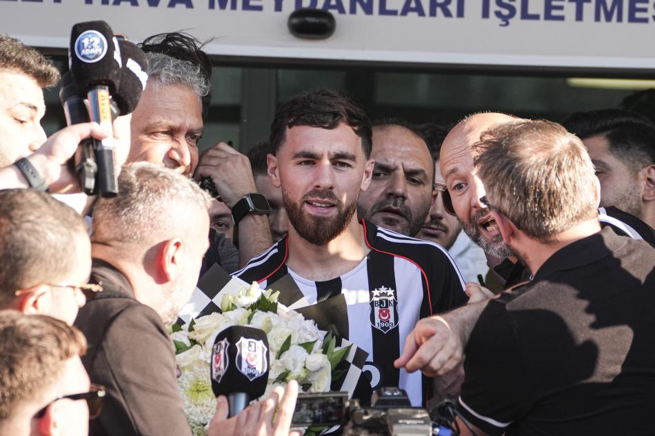 STADYUMDA İMZA TÖRENİ