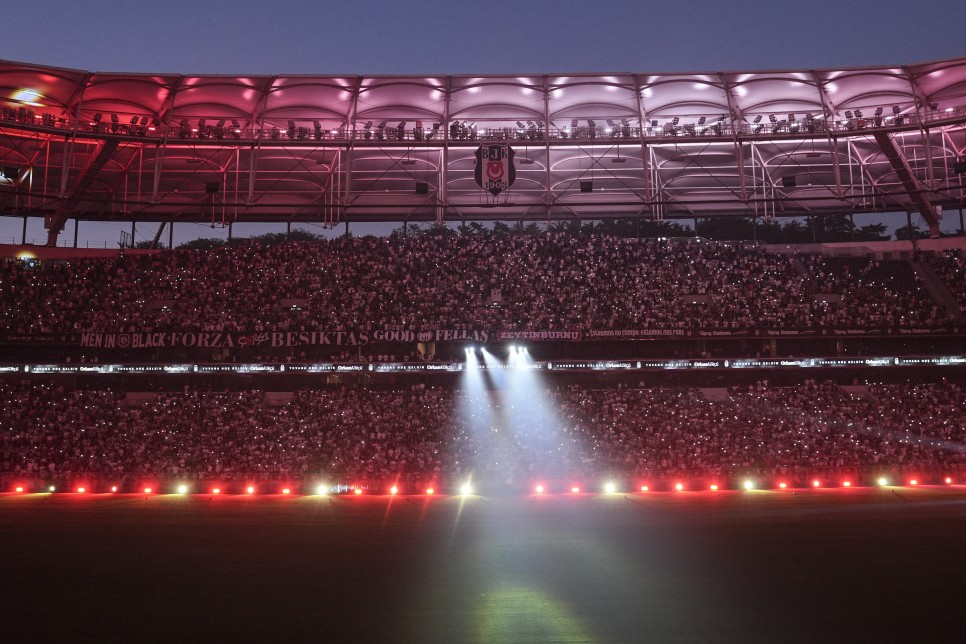 TARAFTARLAR STADUYUMU DOLDURDU