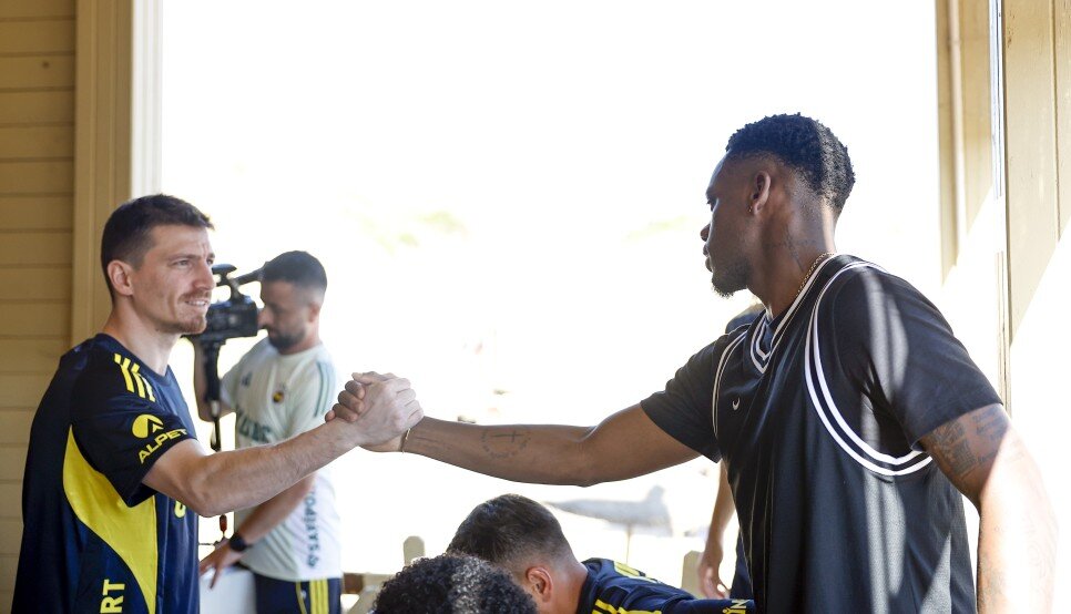 TEKN�K HEYET VE FUTBOLCULARLA TANI�TI