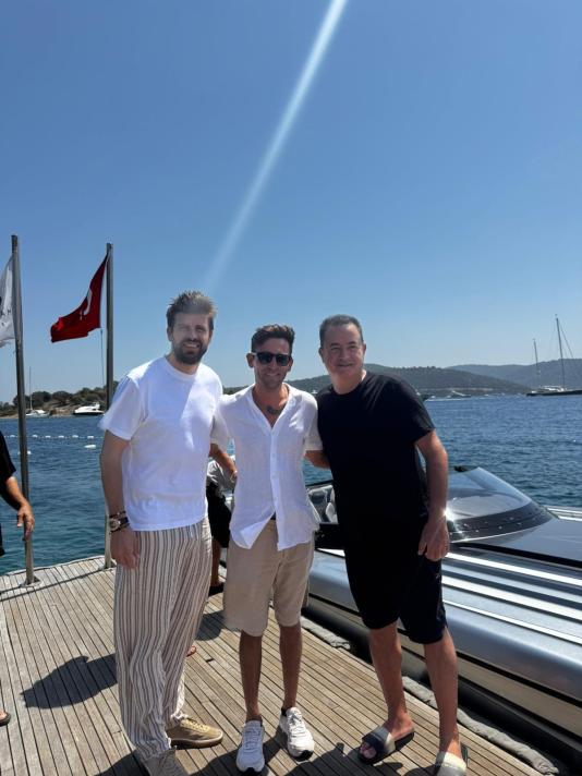 PIQUE'YI VE KIZ ARKADAINI AIRLADI