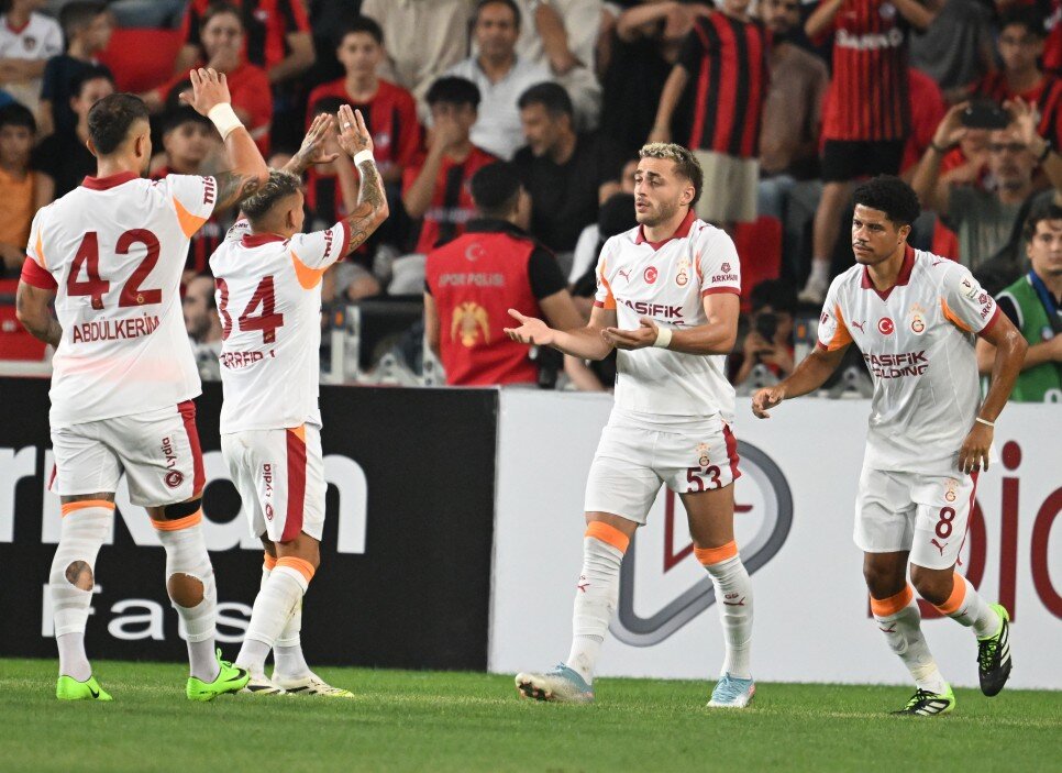 G.SARAY, EV�NDE �STANBUL TAKIMLARINA TAKILIYOR