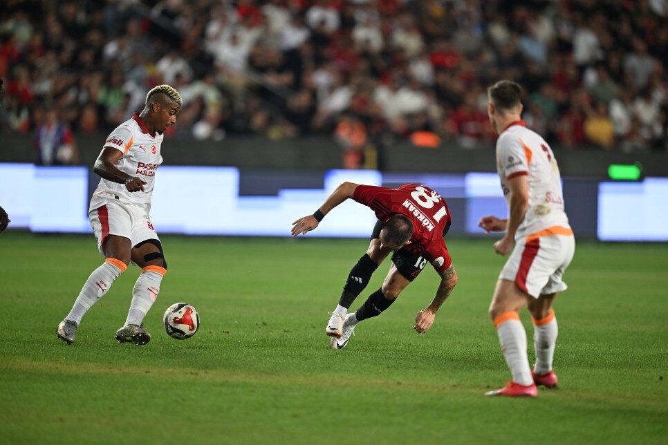 SEZONUN A�ILI�INDA GALATASARAY Z�RVEDE